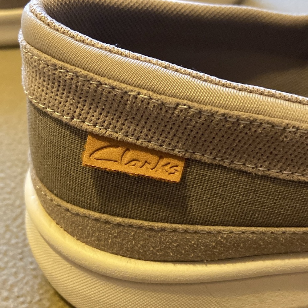 Clarks canvas slip-on shoes. Men's size 9. - Picture 4 of 7